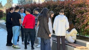 Gimnazija "Sveti Sava". Konkurs za upisu prvi razred gimnazije (srednje skole). Učenice i učenici - na odmoru